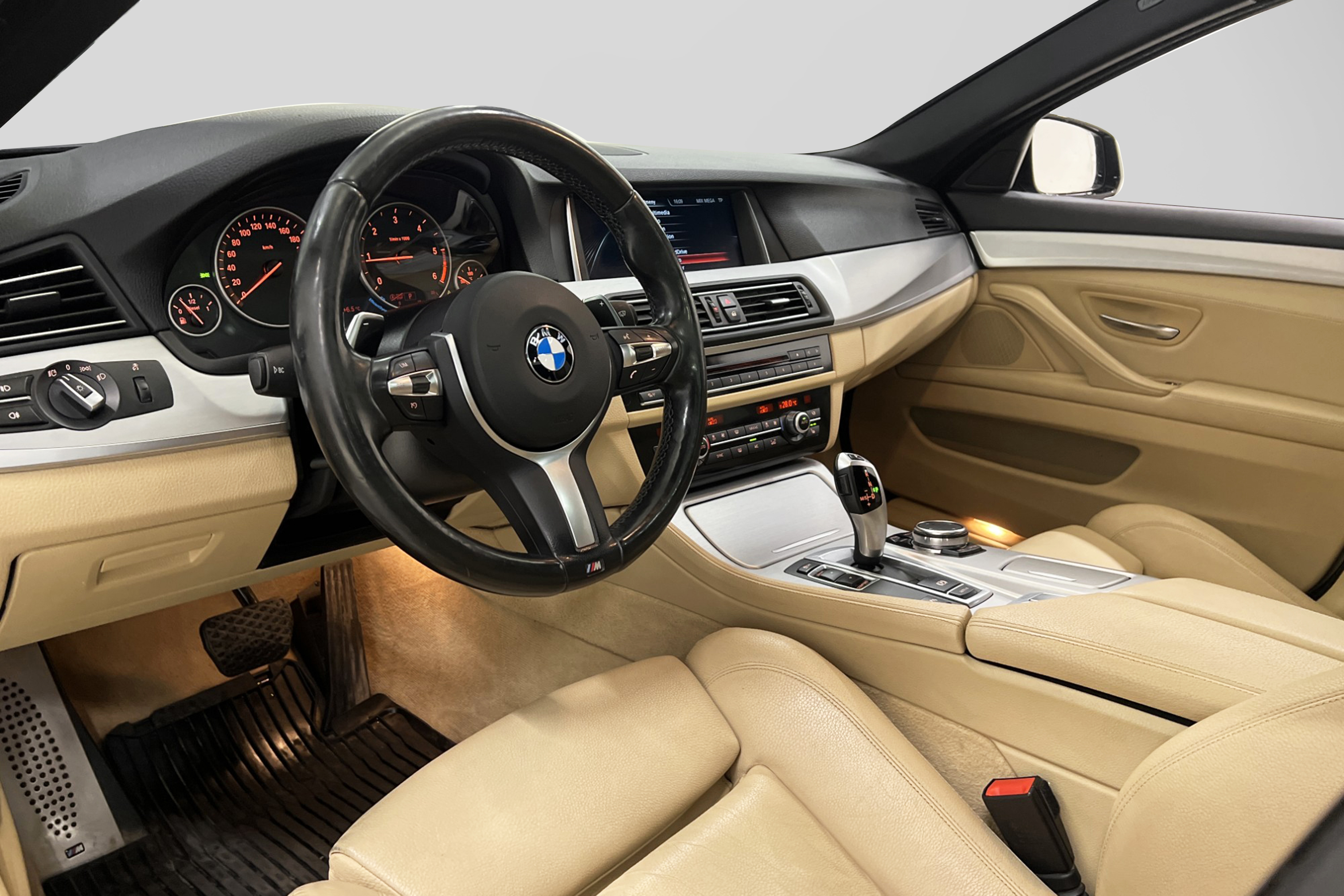 BMW 520d 190hk M-Sport Panorama Skinn B-Kamera HiFi Drag