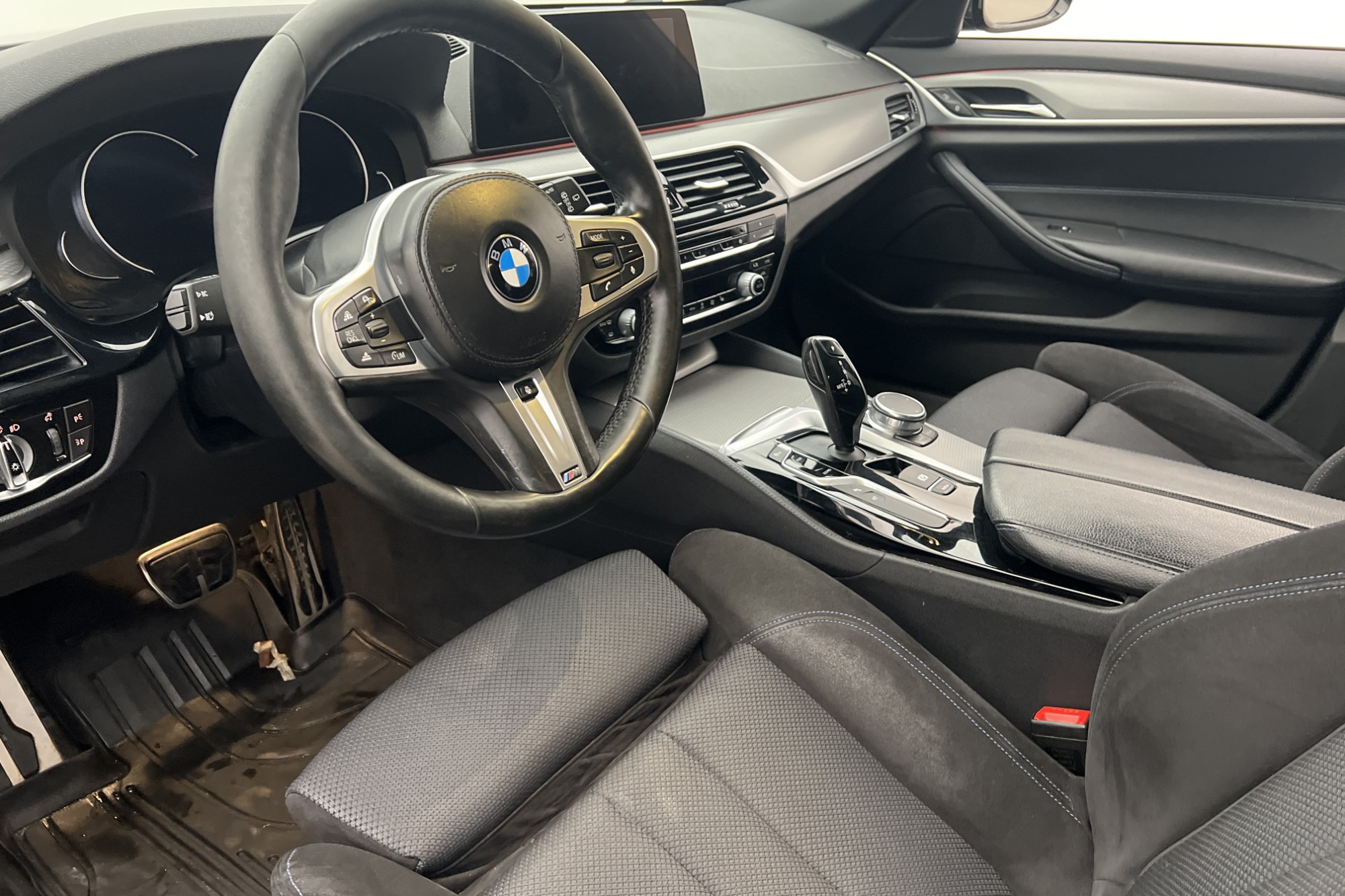 BMW 520 d Touring 190hk M Sport HiFi 360° Drag 4,95% Ränta