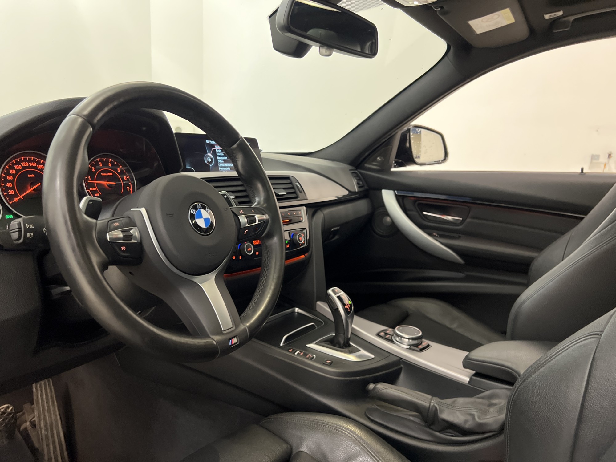 BMW 330i xDrive 252hk M Sport Navi H/K Pano Drag