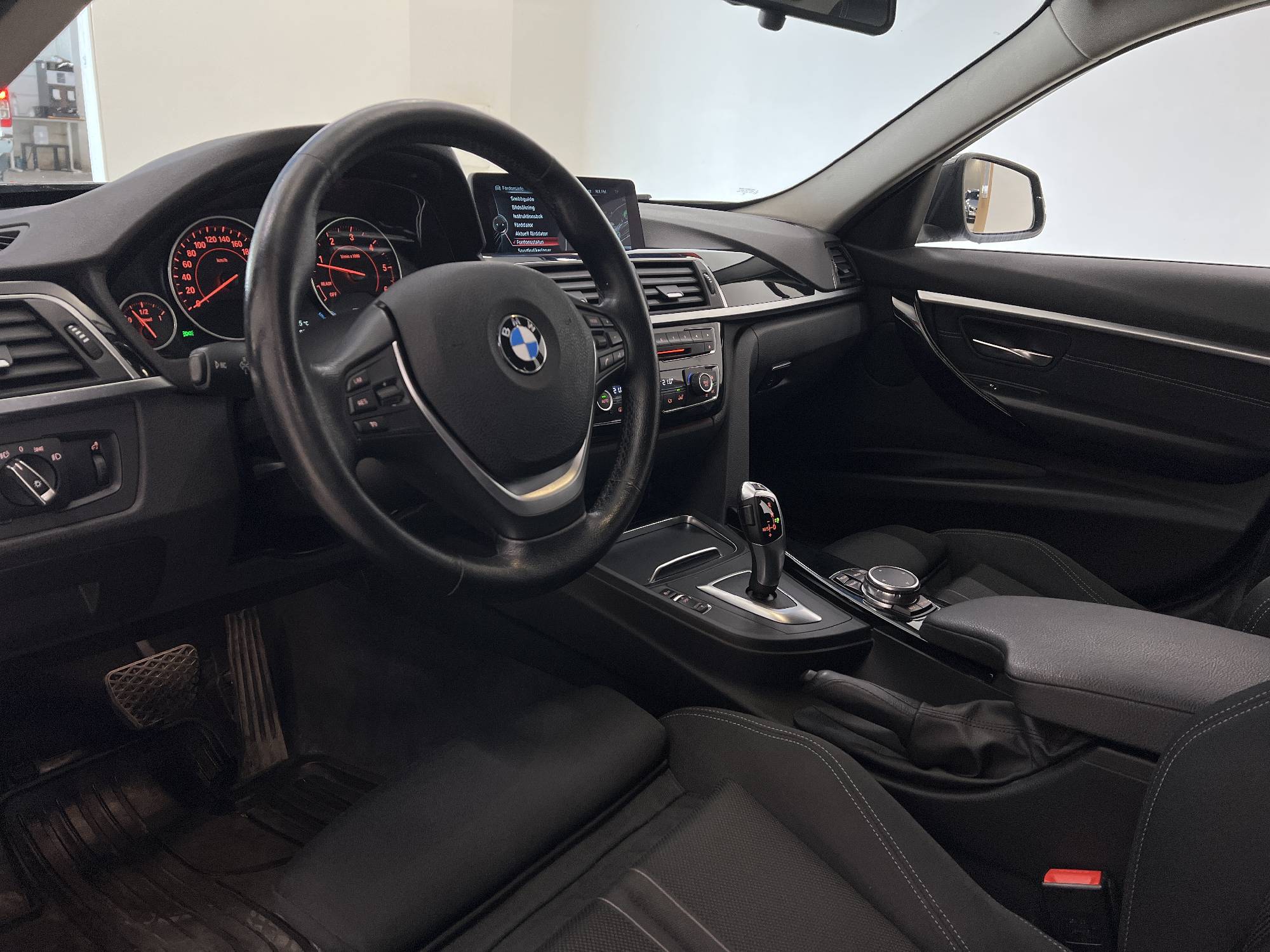 BMW 318d Touring 150hk Värmare P-Sensorer Drag