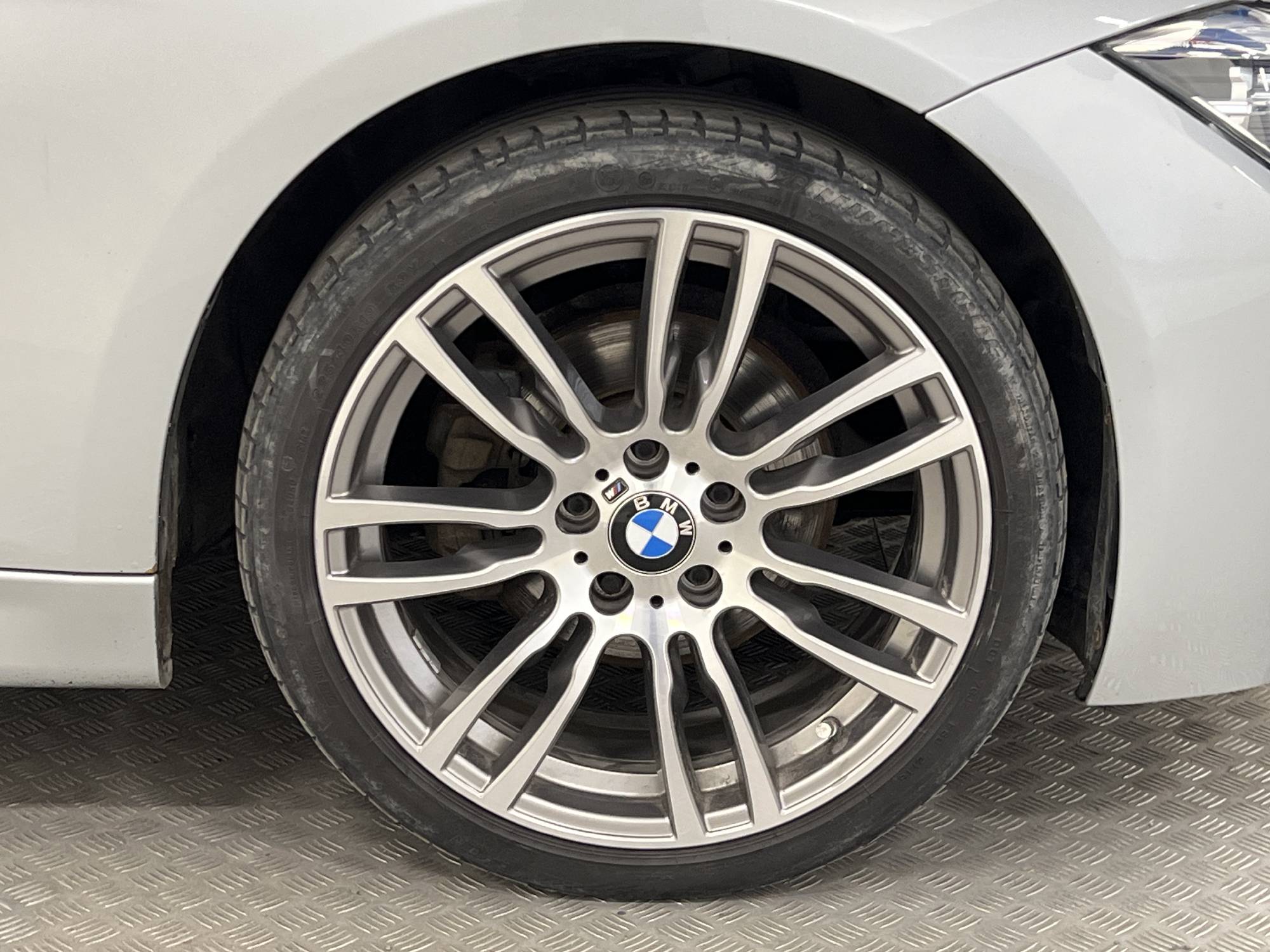 BMW 320d xDrive 190hk M Sport B-kamera P-sensorer Drag Navi