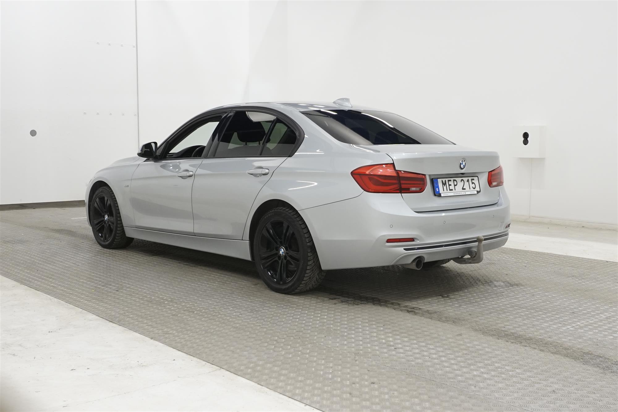 BMW 318d Sport Line Kamera Taklucka Drag Rattvärme Keyless 