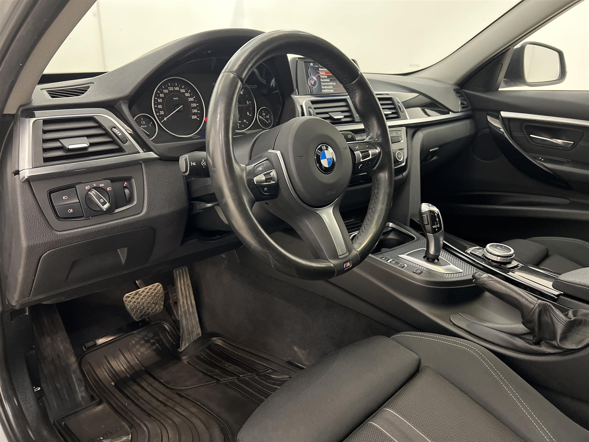 BMW 318d Sport Line Kamera Taklucka Drag Rattvärme Keyless 