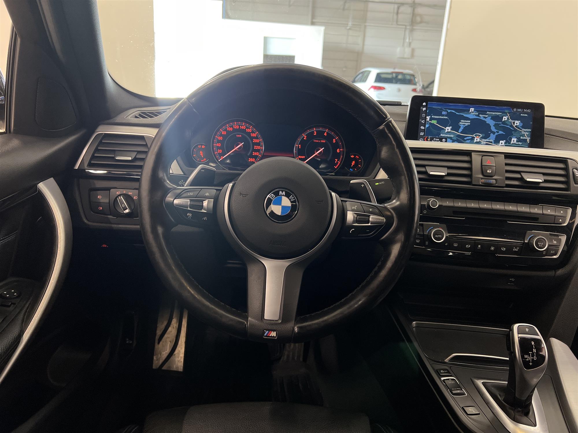 BMW 320i xDrive M Sport Kamera Drag Skinn Keyless Navigation