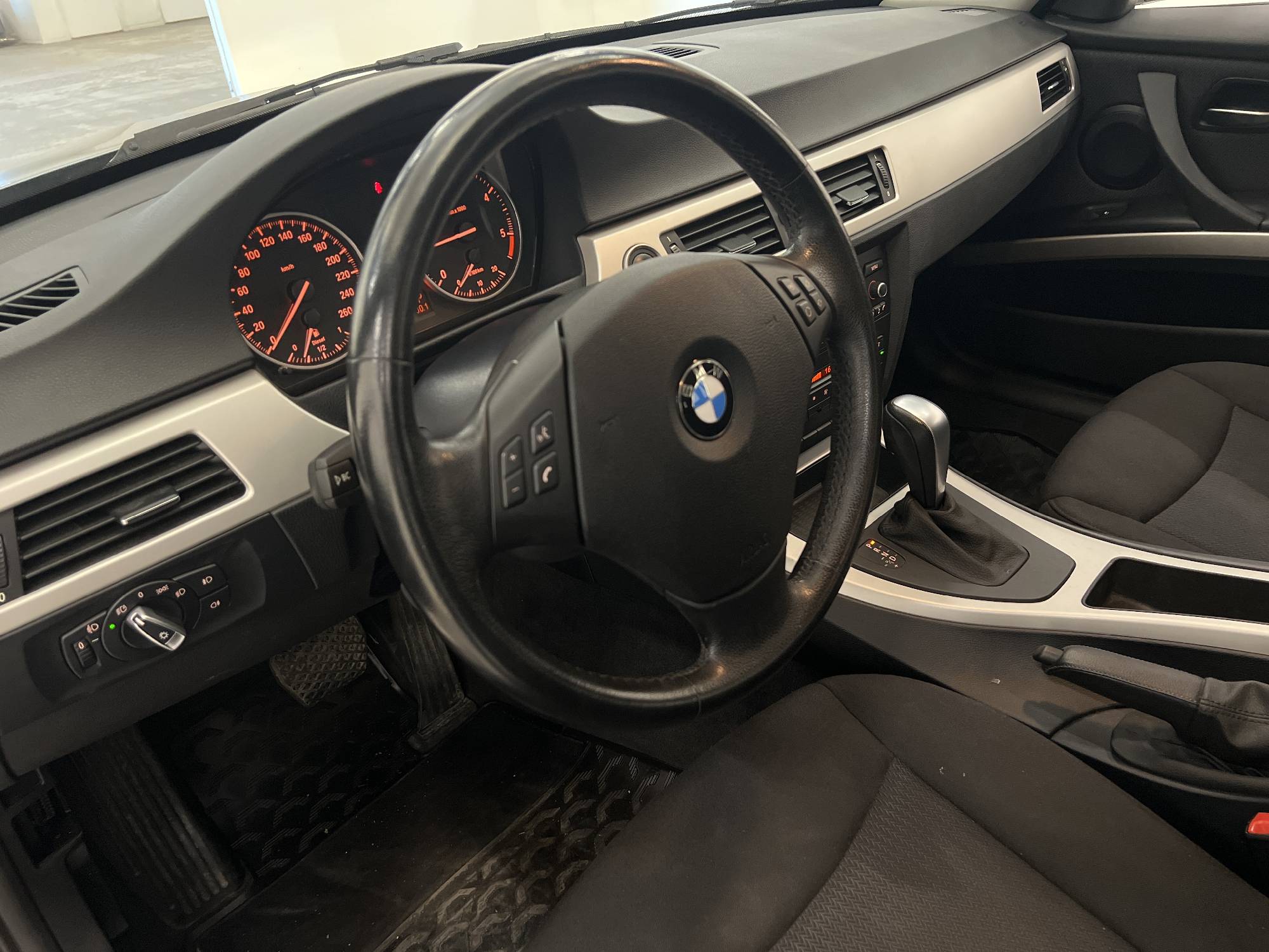BMW 318d E91 Automat Comfort Värmare Drag LÅGMIL