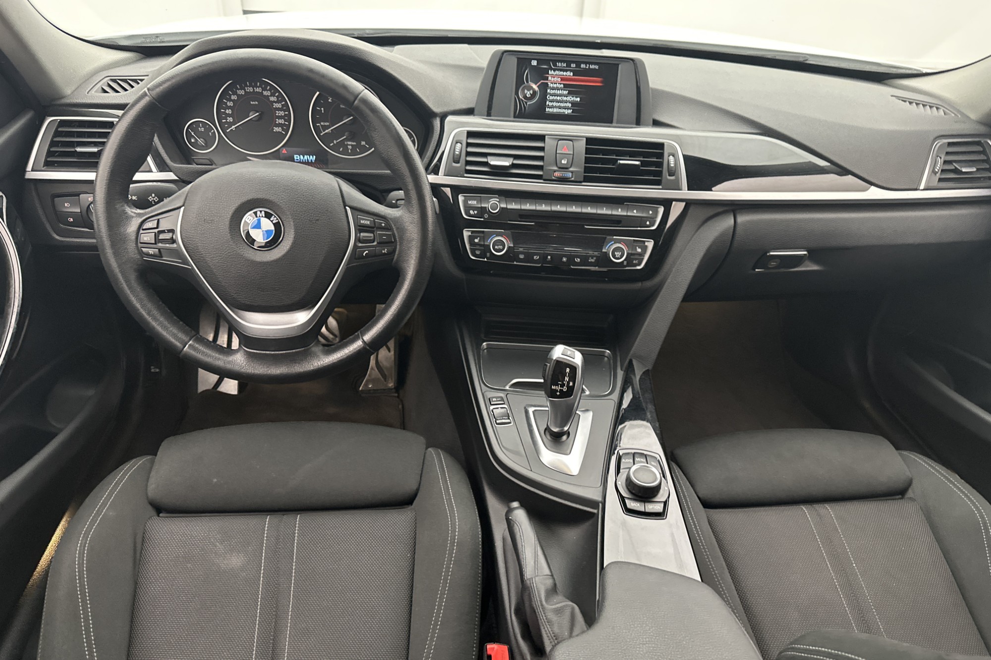 BMW 330 i Touring 252hk Sport line Sensorer Dragkrok