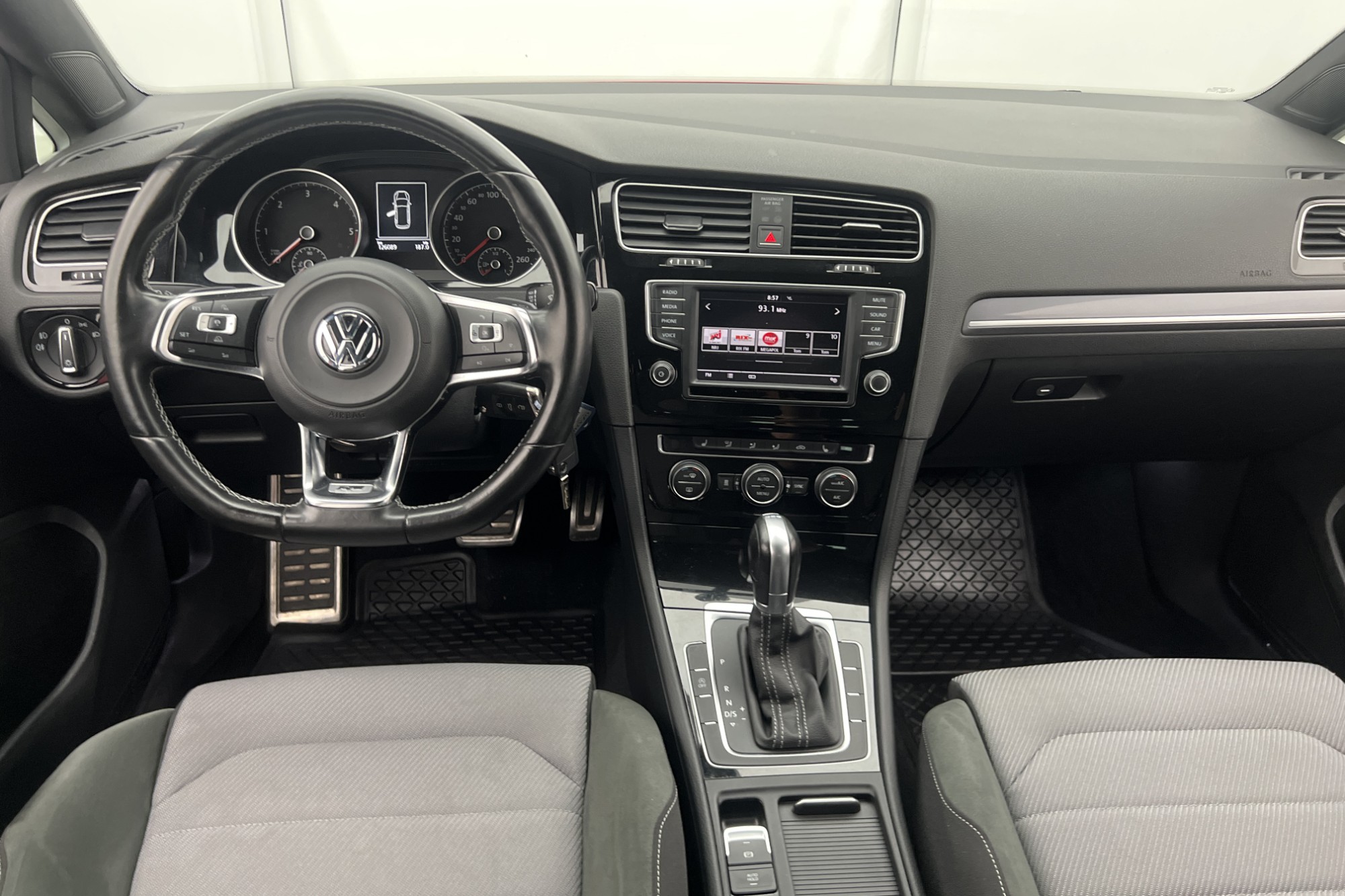 Volkswagen Golf 2.0 TDI 150hk R-Line D-värmare Kamera Drag