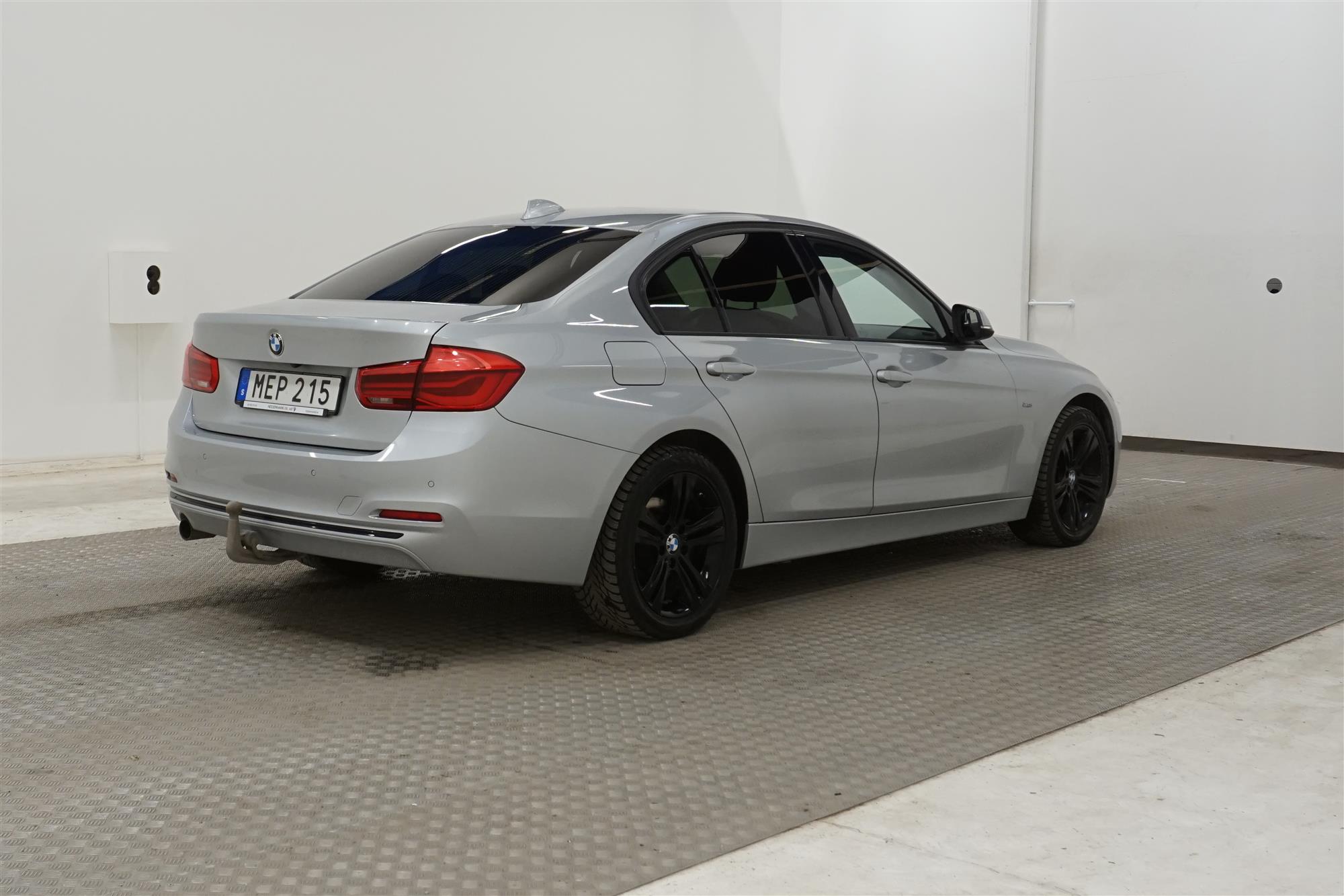 BMW 318d Sport Line Kamera Taklucka Drag Rattvärme Keyless 