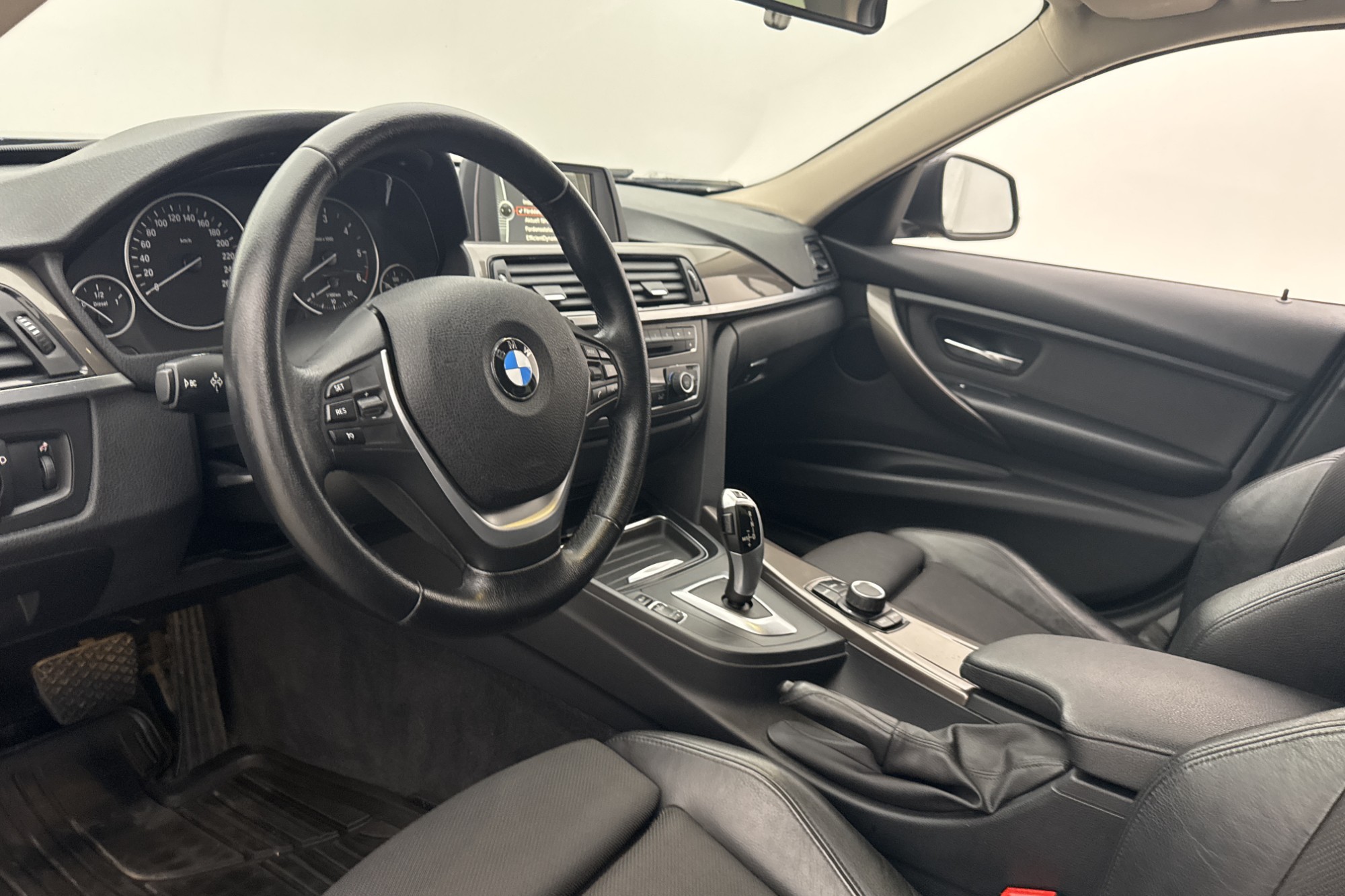 BMW 320 d xDrive Touring 184hk Halvskinn Sensorer Drag