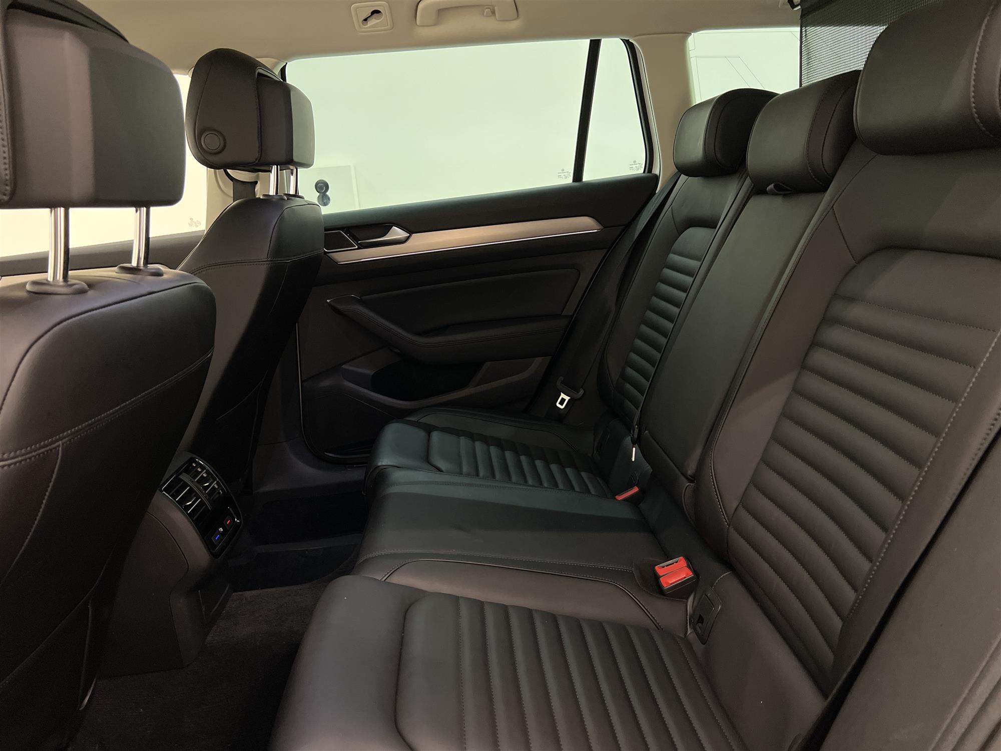 Volkswagen Passat 190hk R-Line Cockpit Skinn Drag Moms 
