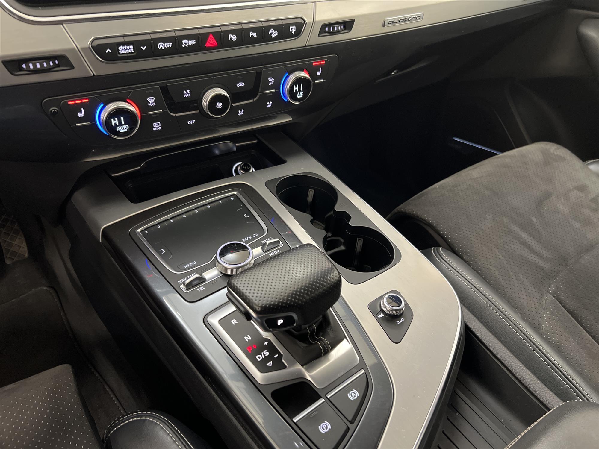 Audi Q7 3.0 TDI Quattro S-Line Cockpit BOSE Navi 7-sits Drag