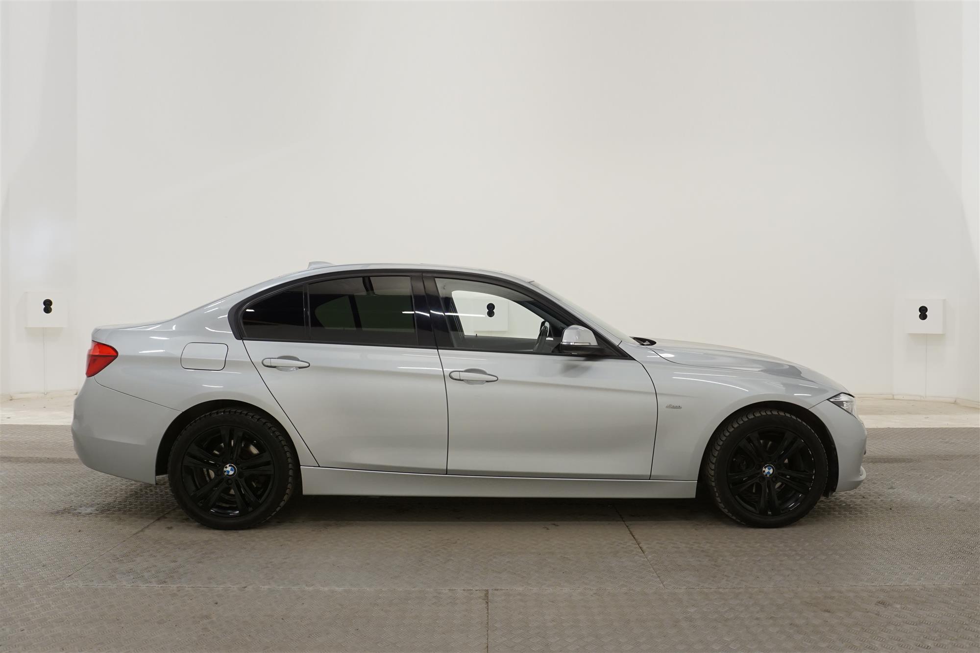 BMW 318d Sport Line Kamera Taklucka Drag Rattvärme Keyless 