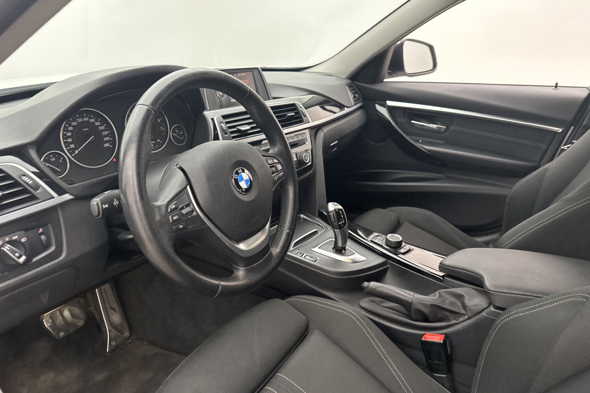 BMW 330 i Touring 252hk Sport line Sensorer Dragkrok