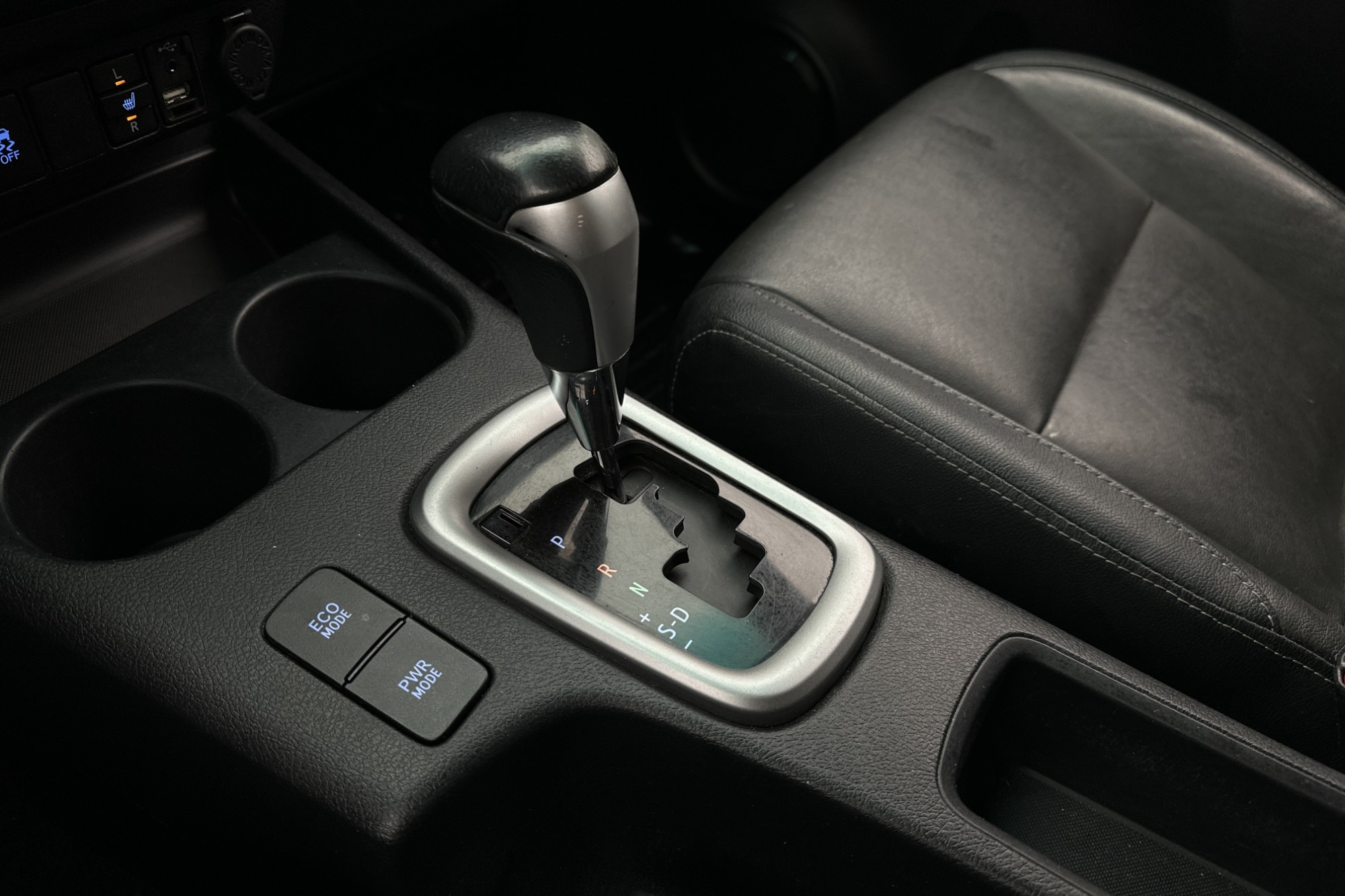 Toyota Hilux Premium 2.4 AWD Drag Diff Skinn Moms 1-Ägare