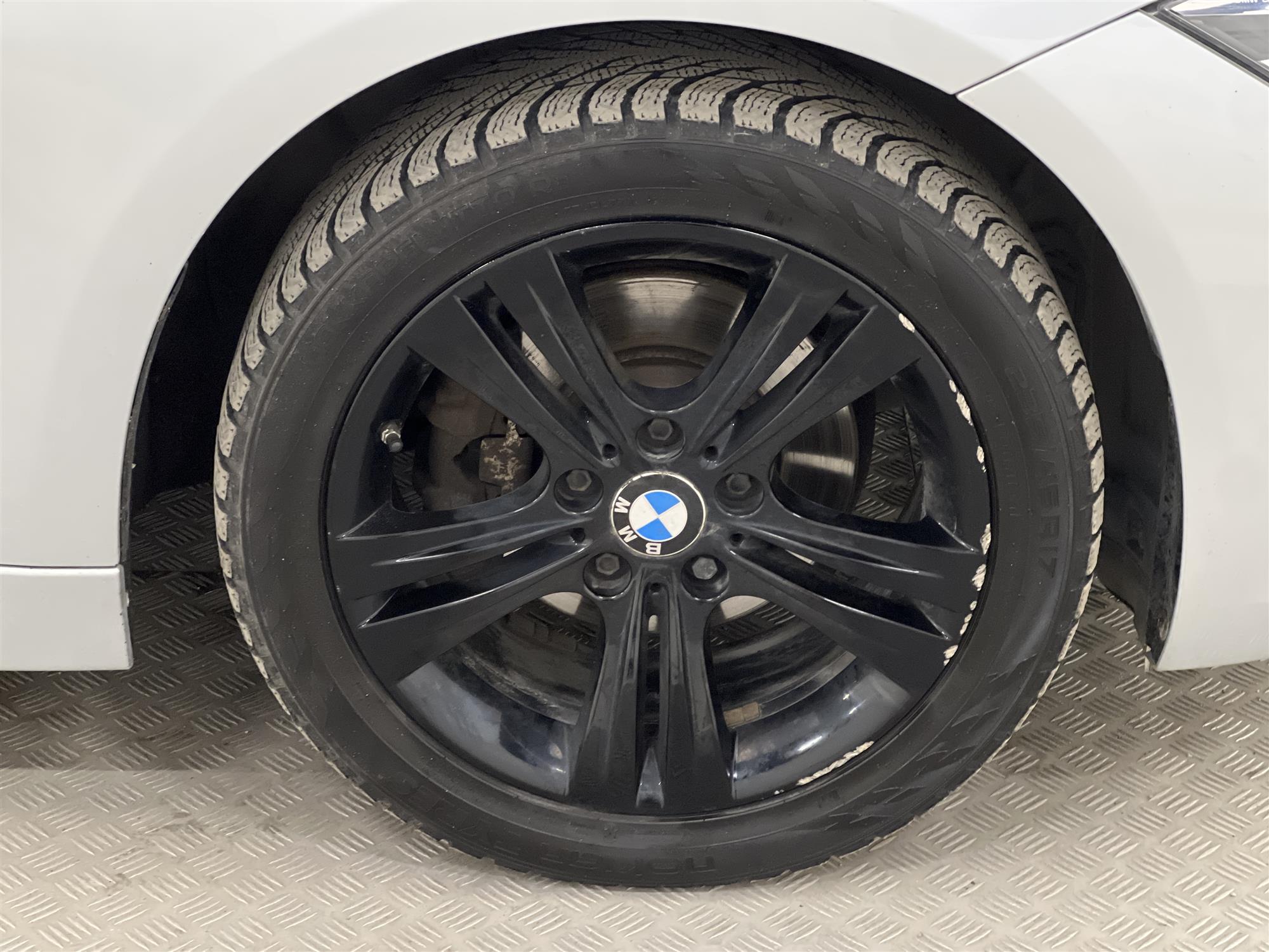 BMW 318d Sport Line Kamera Taklucka Drag Rattvärme Keyless 