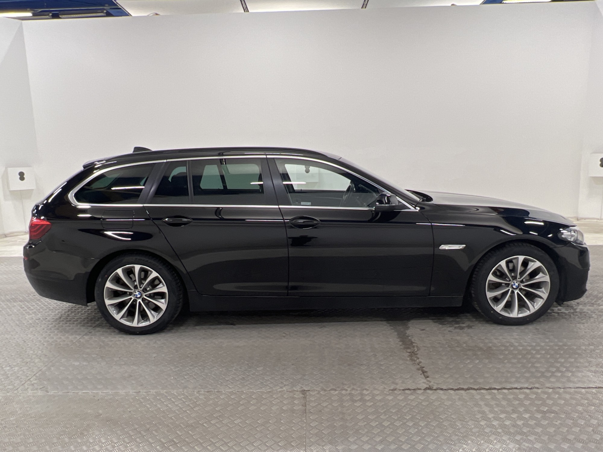 BMW 520d Touring 190hk Skinn M-ratt HiFi PDC Välservad