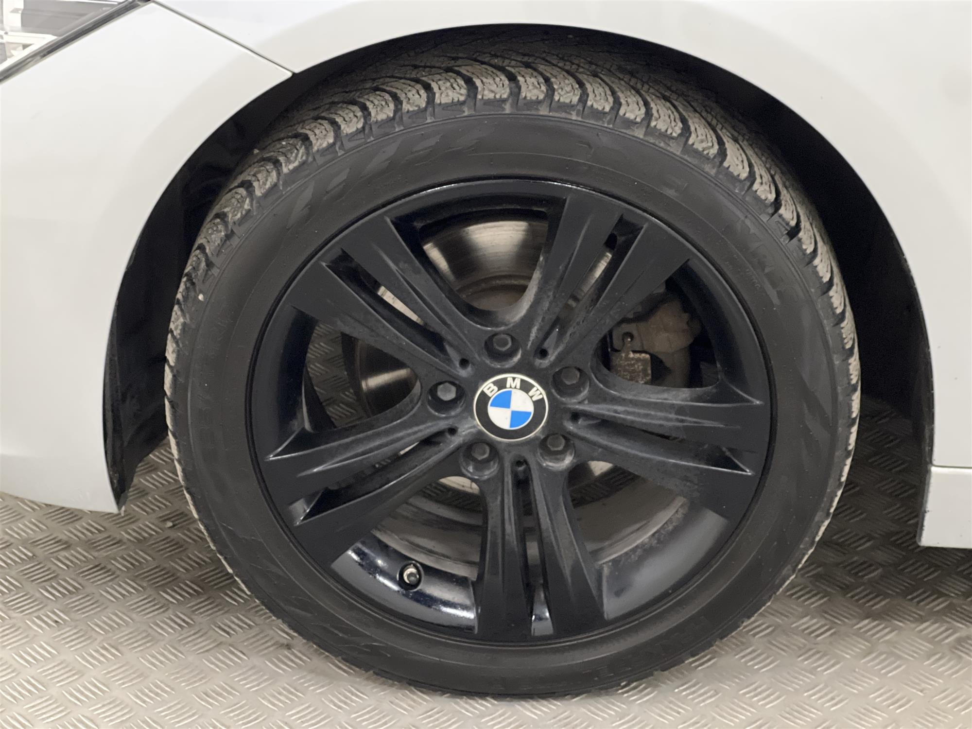 BMW 318d Sport Line Kamera Taklucka Drag Rattvärme Keyless 