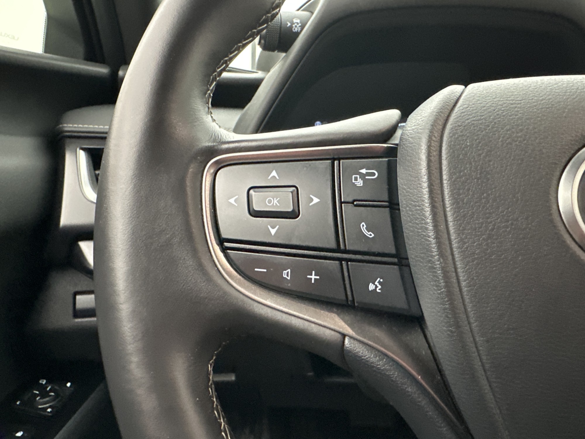 Lexus UX 250h Comfort Sport Edition B-kamera CarPlay 184hk
