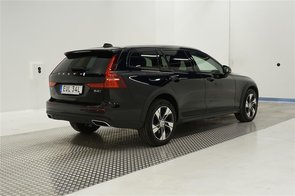 Volvo V60 Cross Country Momentum