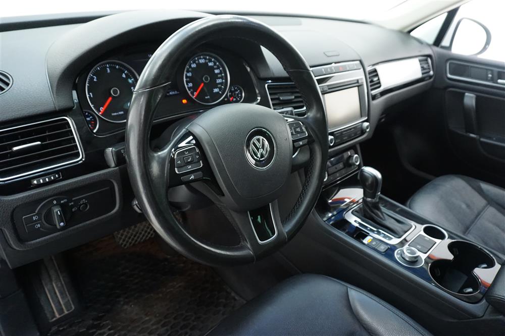 Volkswagen Touareg 3.0 V6 204hk 4M D-Värm Skinn Backkamera