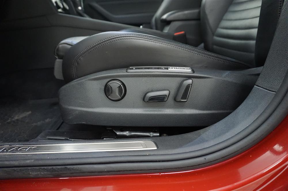 Volkswagen Passat 2.0 TDI 240hk D-värm Cockpit Skinn 0,58L/M