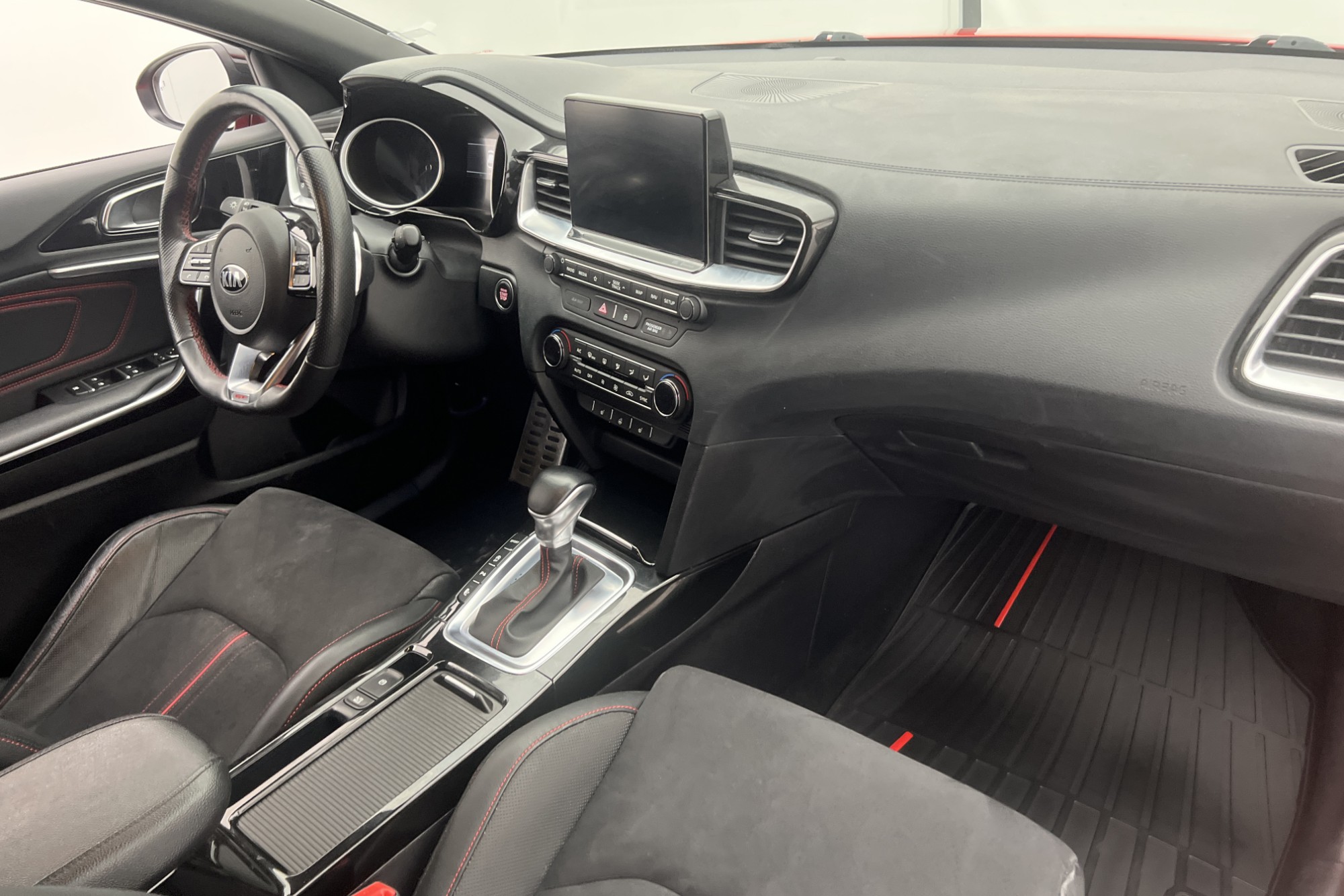 Kia ProCeed GT 1.6 T B-kamera CarPlay Navi P-sensorer 204hk