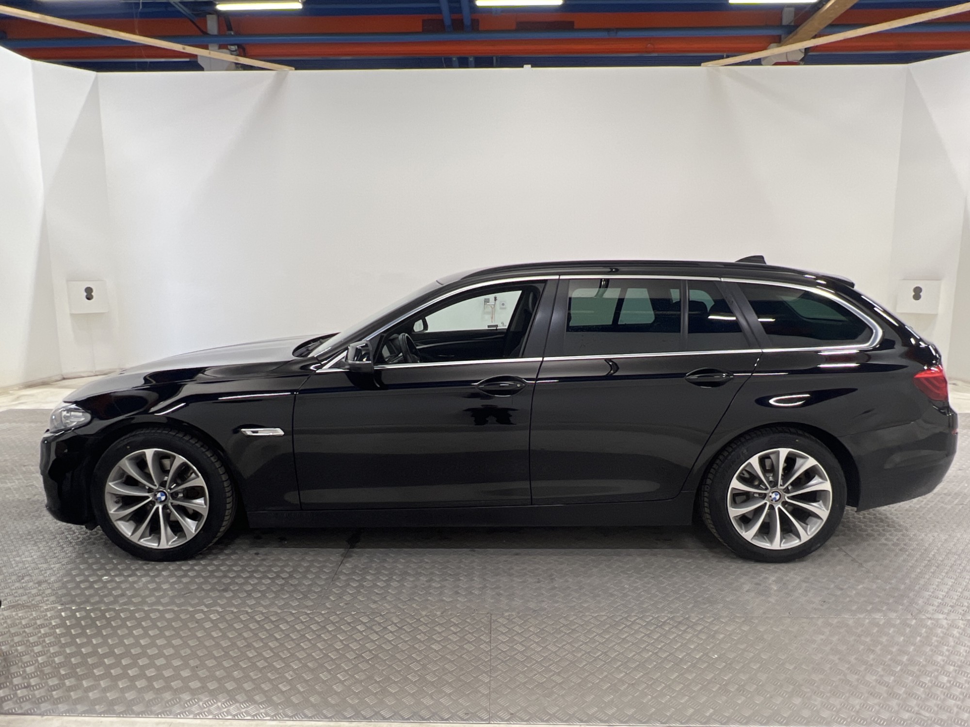 BMW 520d Touring 190hk Skinn M-ratt HiFi PDC Välservad