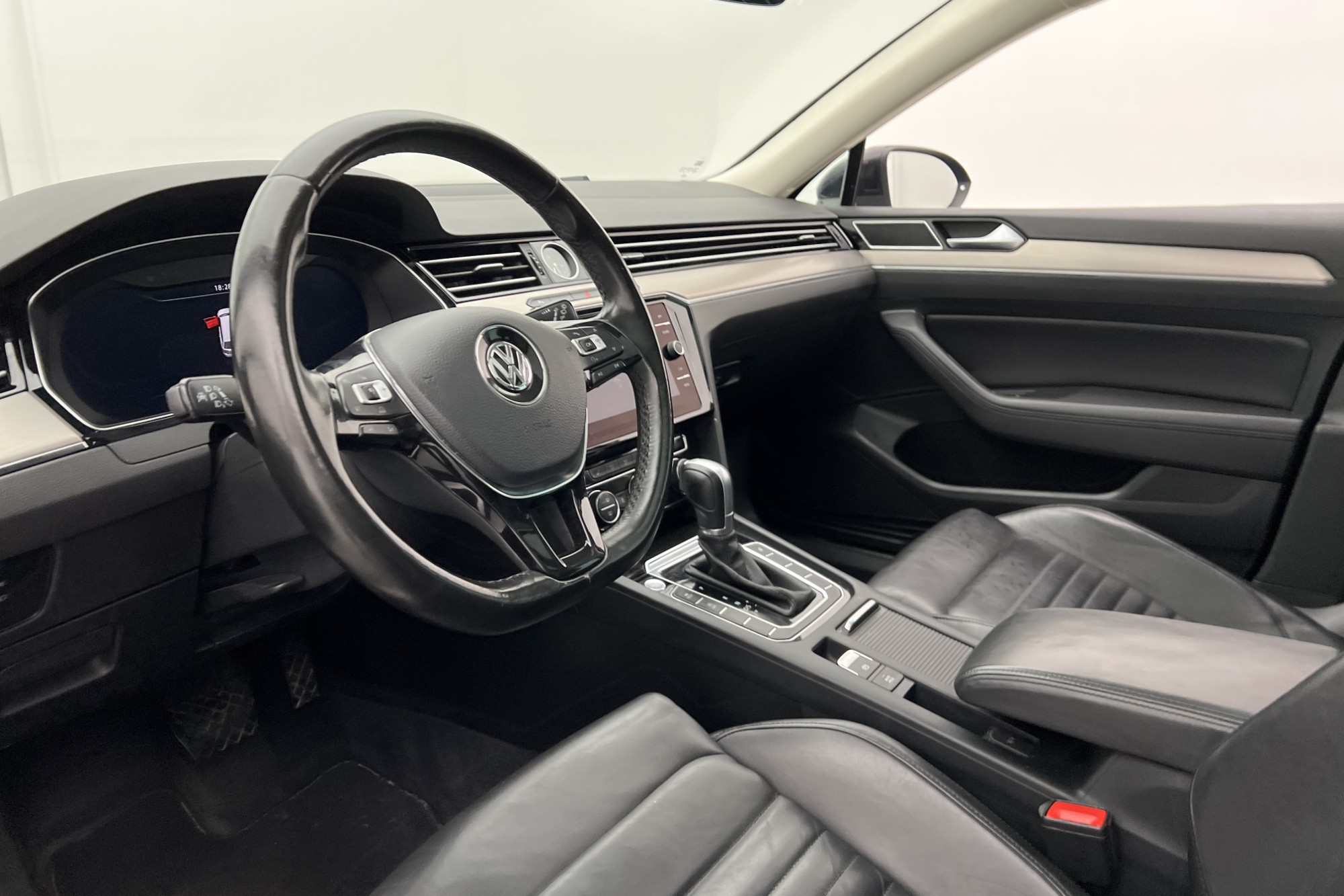 Volkswagen Passat SC 190hk R-Line Pano Cockpit Värm Kamera