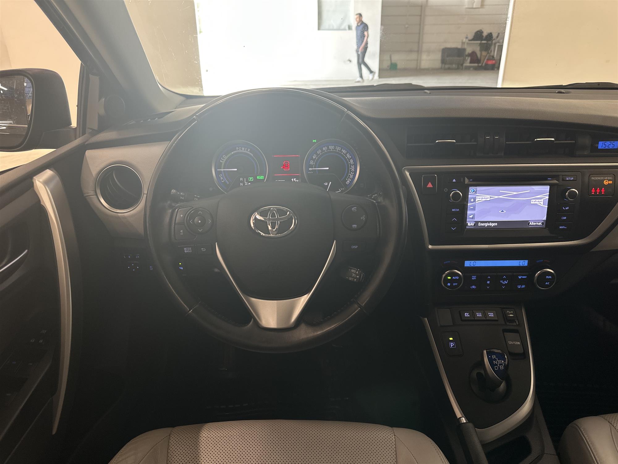 Toyota Auris Hybrid e-CVT 136hk 1 Bruk 360kr Skatt 0,39L/mil