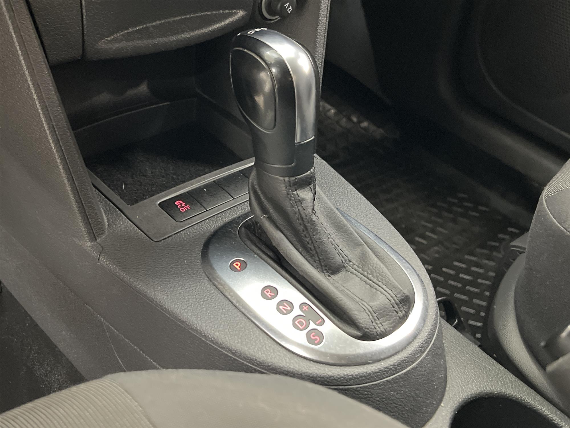 Volkswagen Caddy 1.6TDI Automat Dragkrok Värmare  
