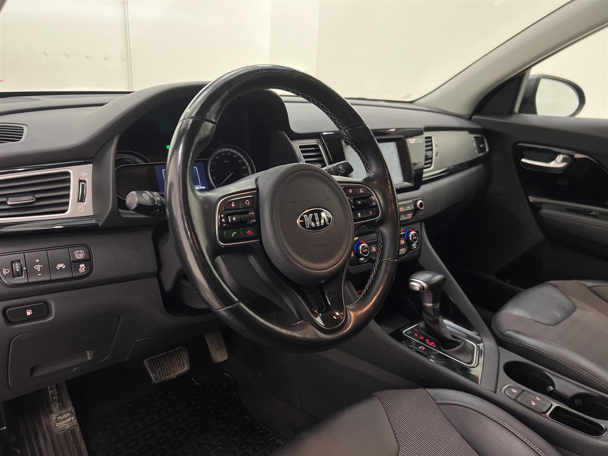 Kia Niro Hybrid DCT 141hk EX GLS Kamera Navi Nyservad Drag