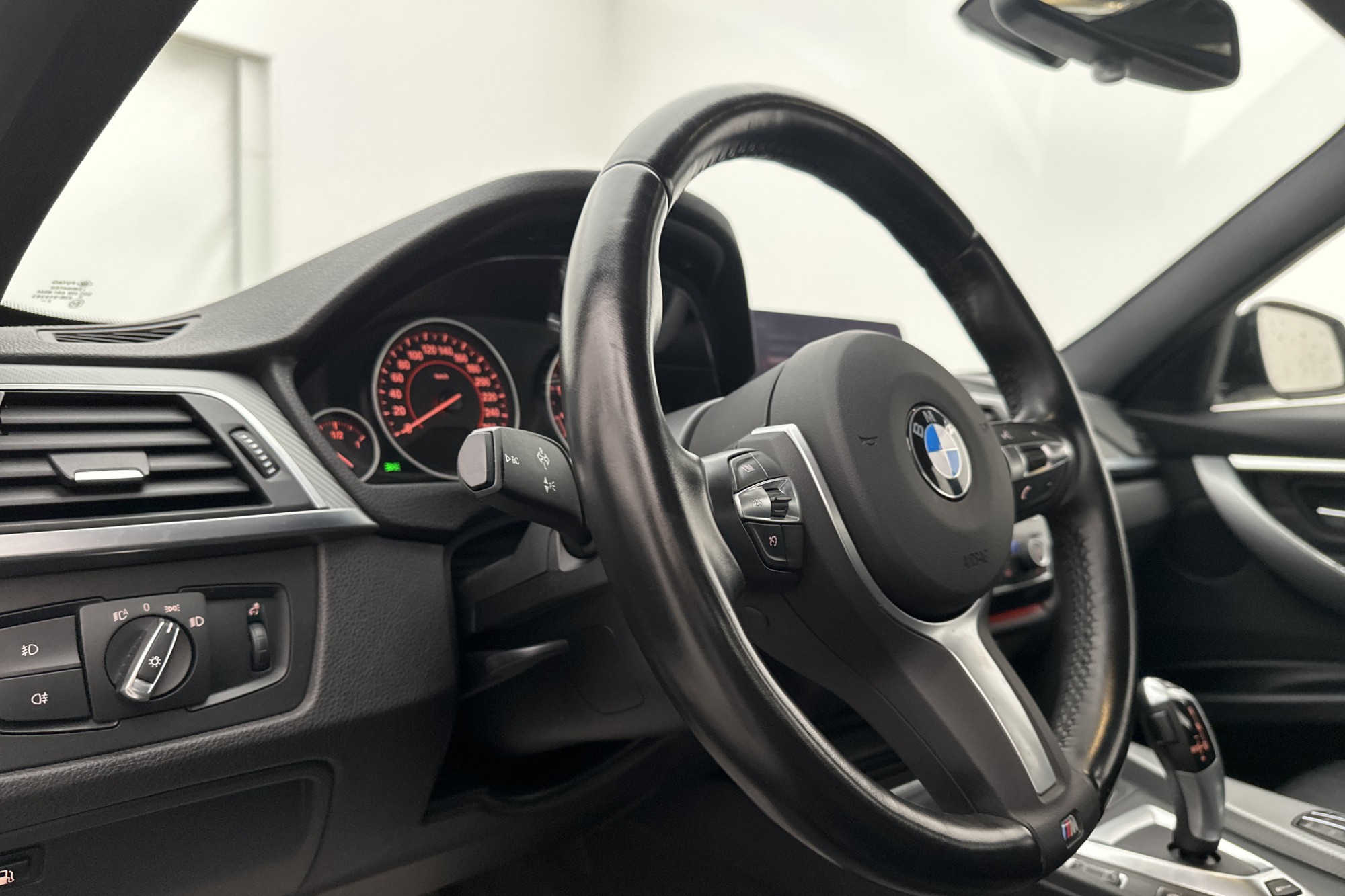 BMW 330 e Sedan M Sport HiFi Navi Kamera Skinn Välservad