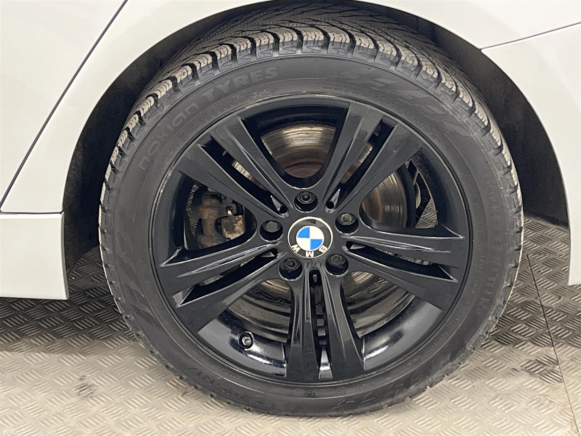 BMW 318d Sport Line Kamera Taklucka Drag Rattvärme Keyless 