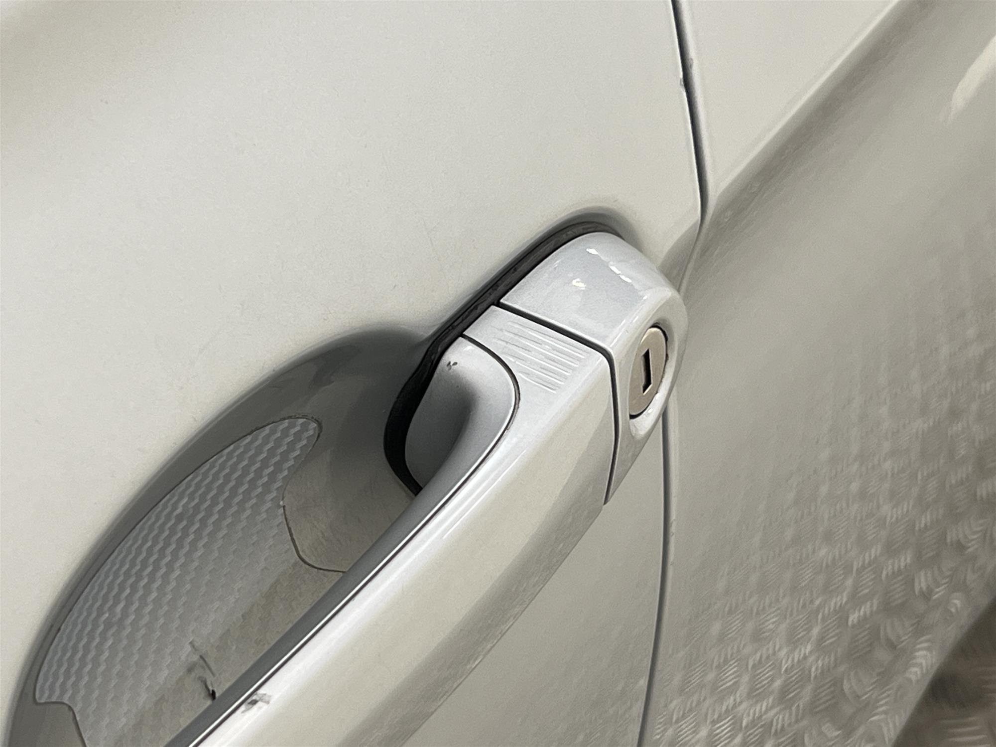 BMW 318d Sport Line Kamera Taklucka Drag Rattvärme Keyless 